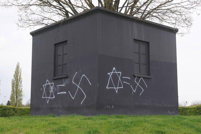 Kunstwerk beklad met hakenkruisen