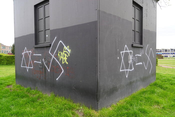 Kunstwerk beklad met hakenkruisen