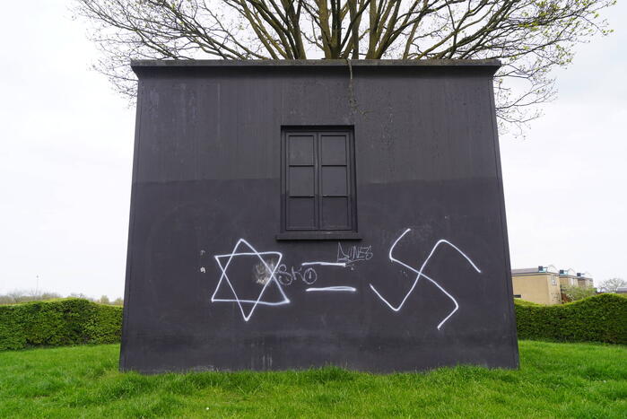 Kunstwerk beklad met hakenkruisen