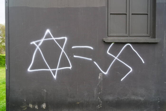 Kunstwerk beklad met hakenkruisen