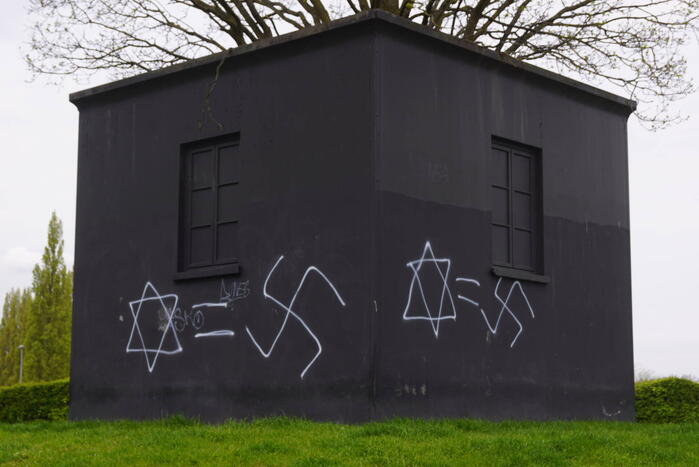 Kunstwerk beklad met hakenkruisen