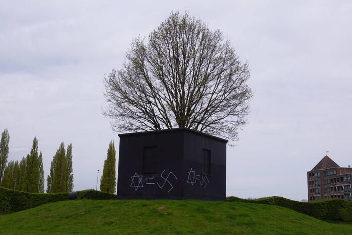 Kunstwerk beklad met hakenkruisen