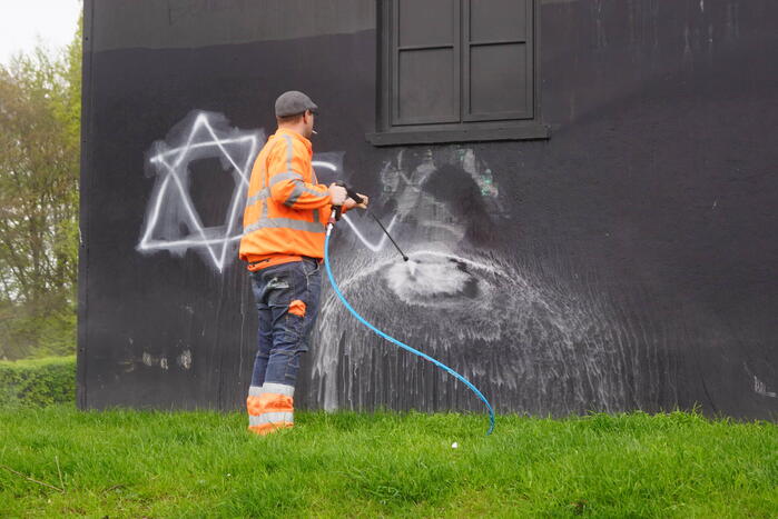 Kunstwerk beklad met hakenkruisen