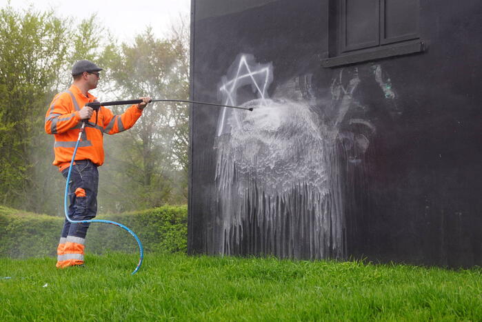 Kunstwerk beklad met hakenkruisen