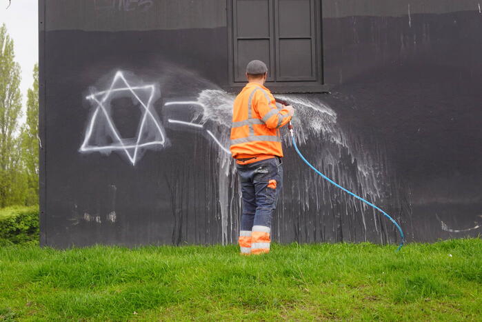 Kunstwerk beklad met hakenkruisen
