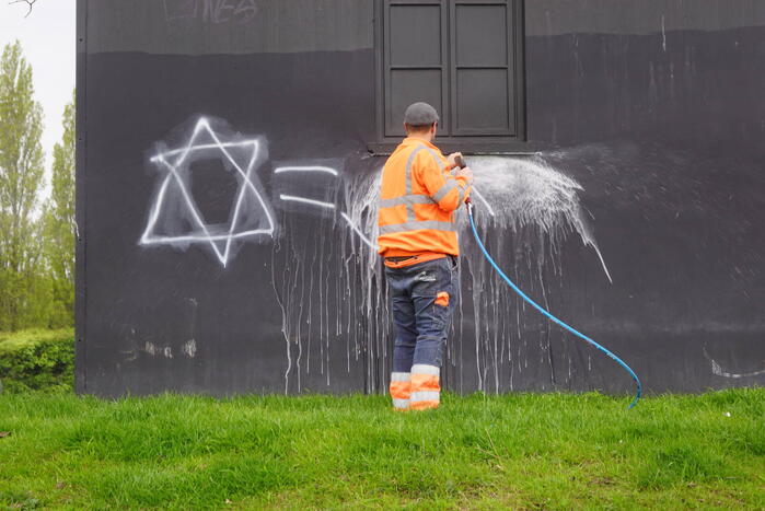Kunstwerk beklad met hakenkruisen