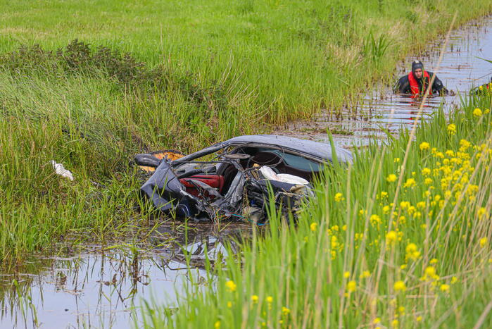 Maserati knalt op boom en belandt in de sloot