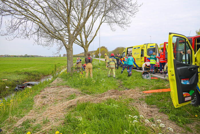 Maserati knalt op boom en belandt in de sloot