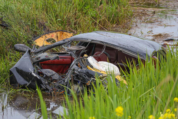 Maserati knalt op boom en belandt in de sloot