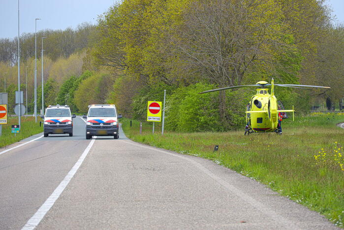 Maserati knalt op boom en belandt in de sloot