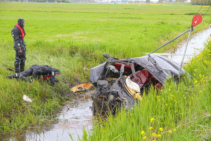 Maserati knalt op boom en belandt in de sloot