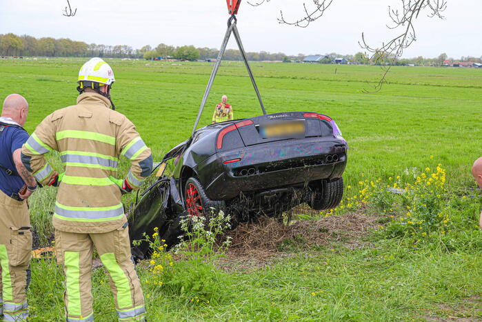 Maserati knalt op boom en belandt in de sloot