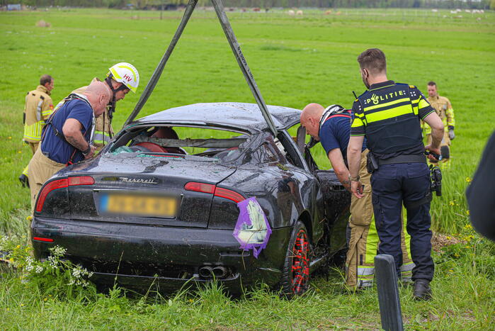Maserati knalt op boom en belandt in de sloot