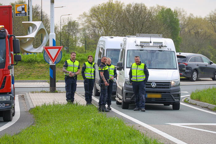 Maserati knalt op boom en belandt in de sloot