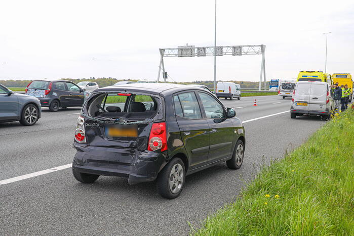 Bestuurder bestelbus botst op voorganger