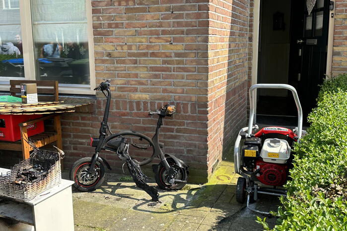 Mini-elektrische fiets vliegt in brand in woning