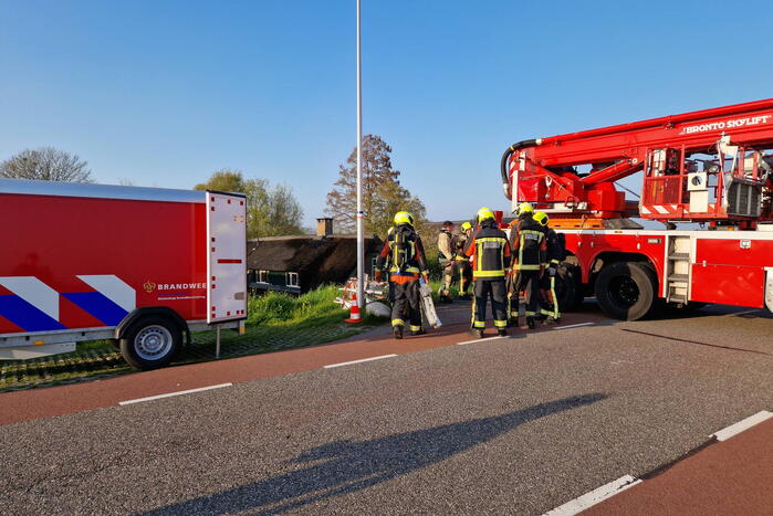 Brand in rietenkap van woning