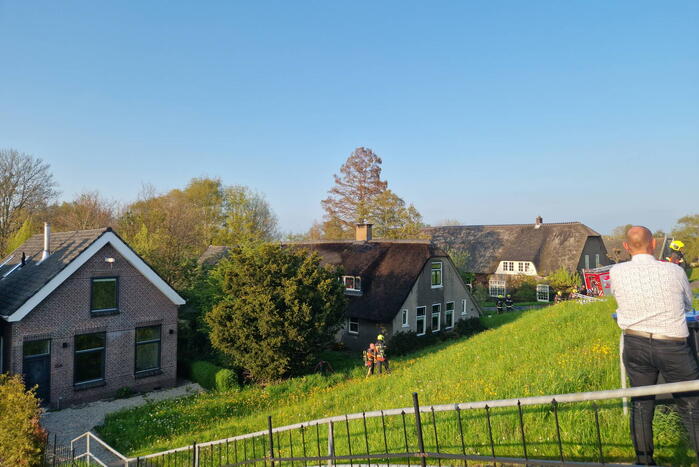 Brand in rietenkap van woning