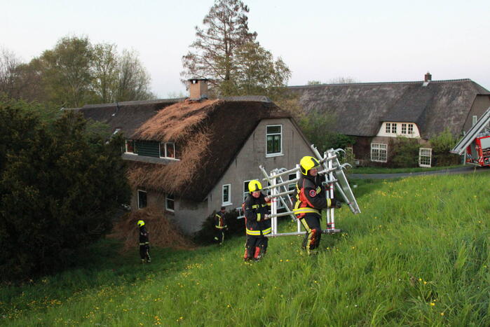 Brand in rietenkap van woning