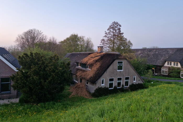Brand in rietenkap van woning