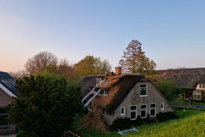Brand in rietenkap van woning
