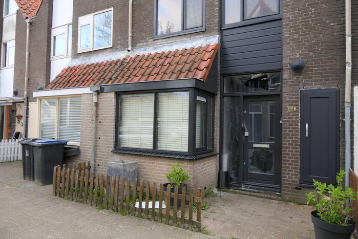 Voorgevel woning beschadigd na explosie