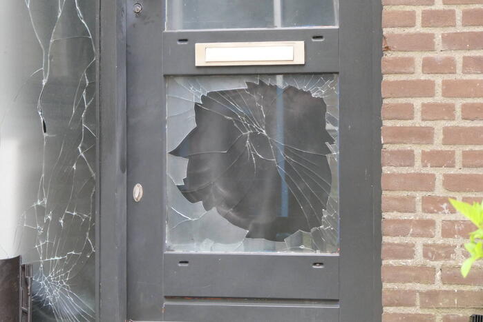 Voorgevel woning beschadigd na explosie