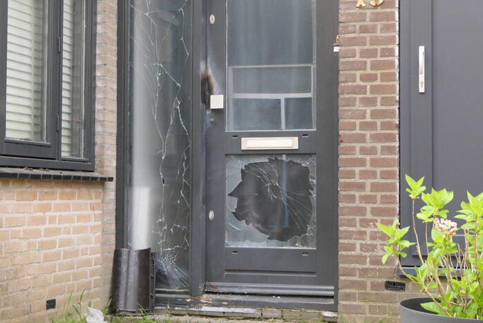 Voorgevel woning beschadigd na explosie