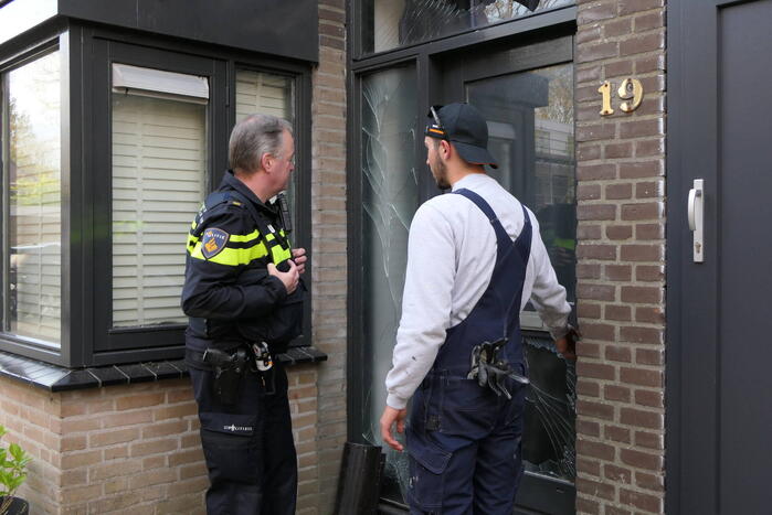 Voorgevel woning beschadigd na explosie