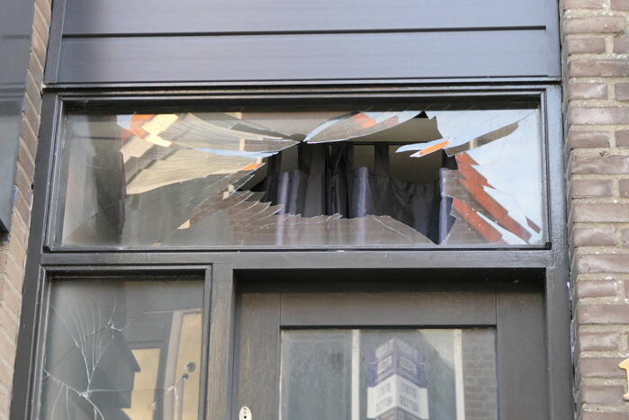 Voorgevel woning beschadigd na explosie