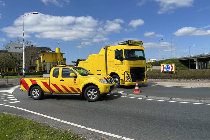 Vrachtwagen met betonmixer oplegger gekanteld
