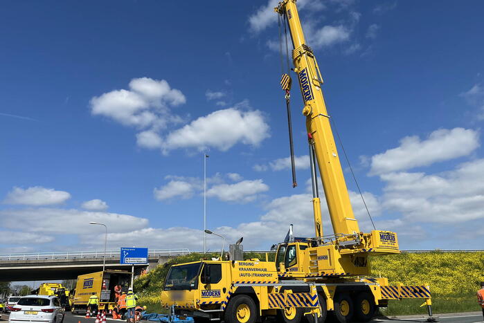 Vrachtwagen met betonmixer oplegger gekanteld