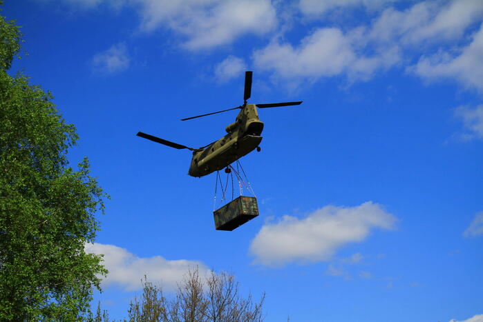 Veel bekijks bij Chinook-training op oefenterrein