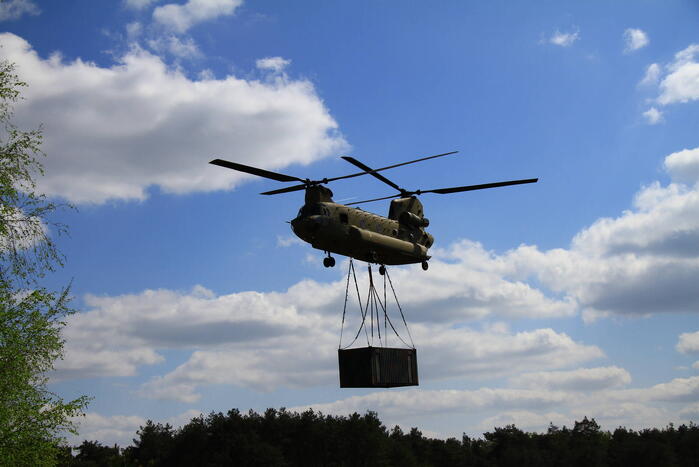 Veel bekijks bij Chinook-training op oefenterrein