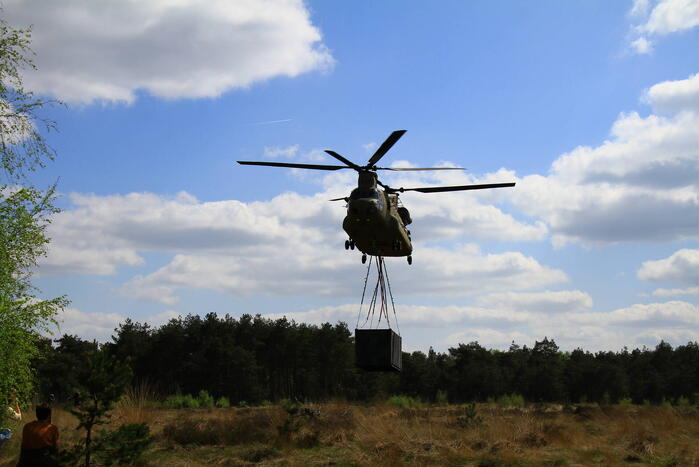Veel bekijks bij Chinook-training op oefenterrein