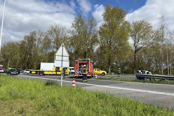 Bestelbus ramt vangrail en vliegt in brand