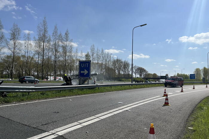 Bestelbus ramt vangrail en vliegt in brand