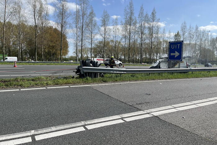 Bestelbus ramt vangrail en vliegt in brand