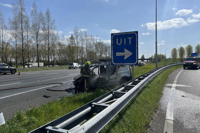 Bestelbus ramt vangrail en vliegt in brand