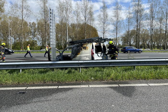 Bestelbus ramt vangrail en vliegt in brand