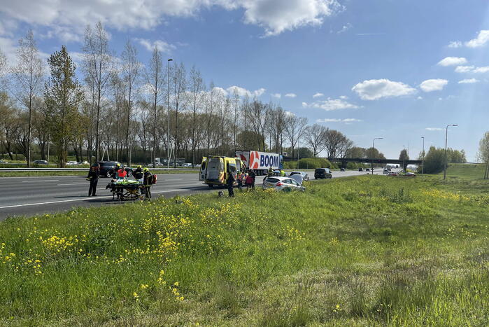 Bestelbus ramt vangrail en vliegt in brand