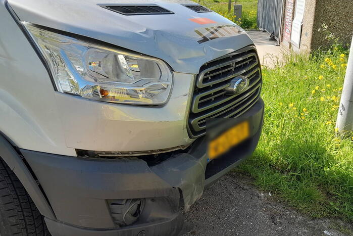 Bestelbus botst achterop personenauto