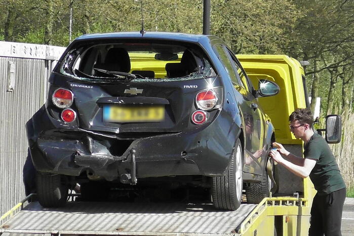 Bestelbus botst achterop personenauto