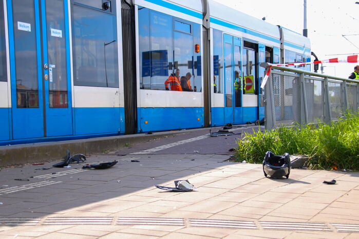 Tram 26 botst op bromfietser