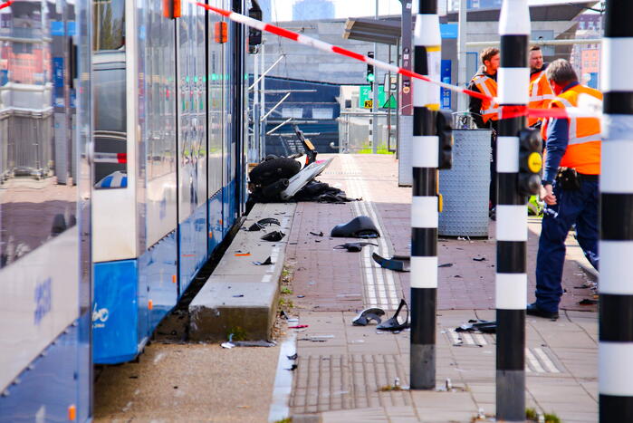Tram 26 botst op bromfietser