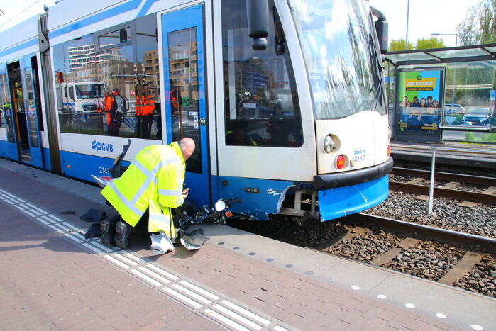 Tram 26 botst op bromfietser