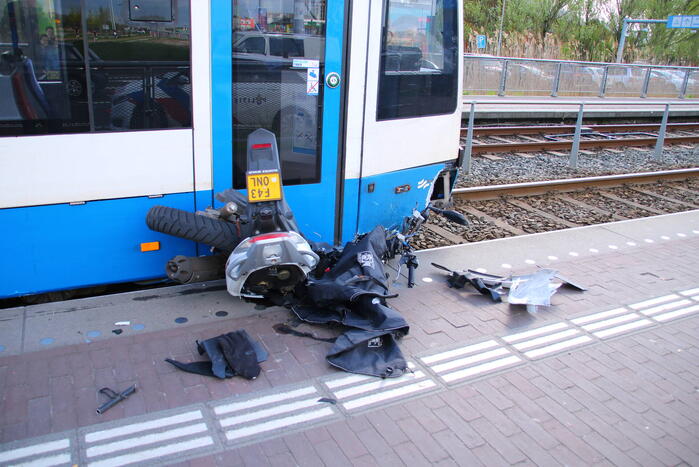 Tram 26 botst op bromfietser