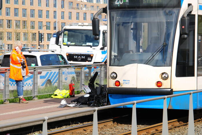 Tram 26 botst op bromfietser