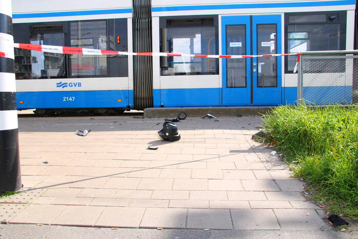 Tram 26 botst op bromfietser