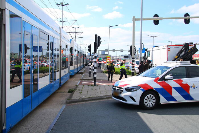 Tram 26 botst op bromfietser